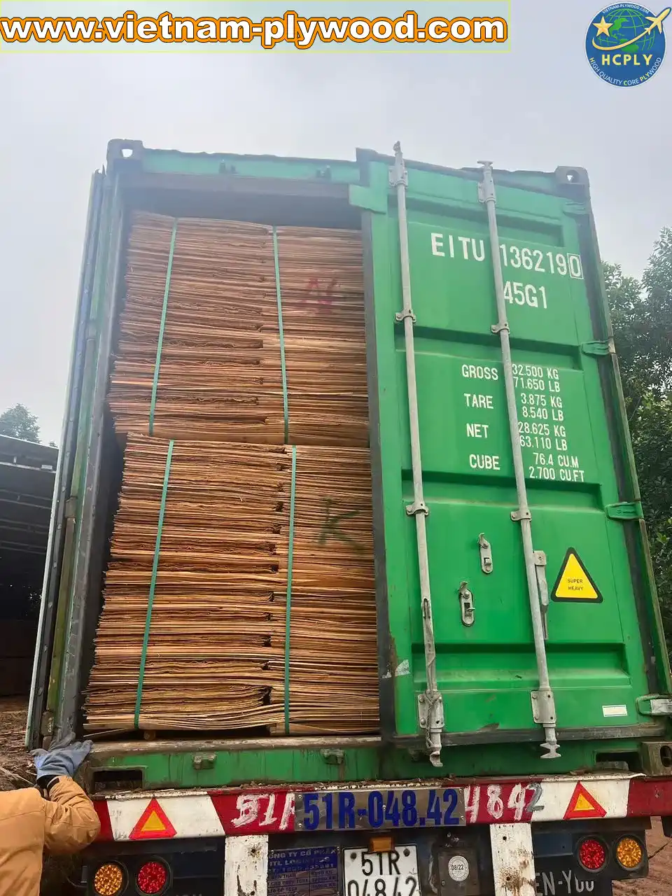 loading core veneer into export container vietnam hcply