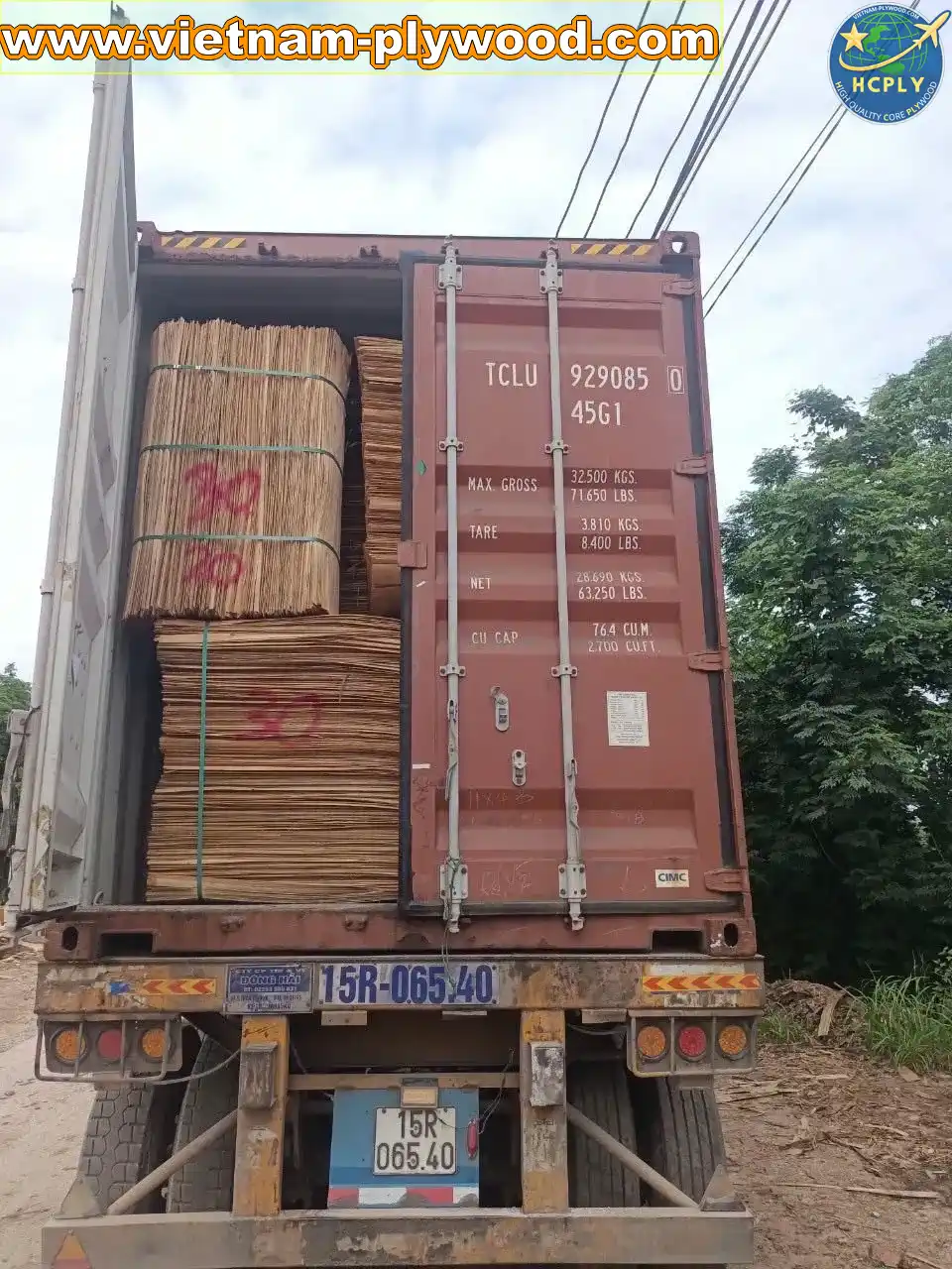 loading core veneer into export container vietnam hcply