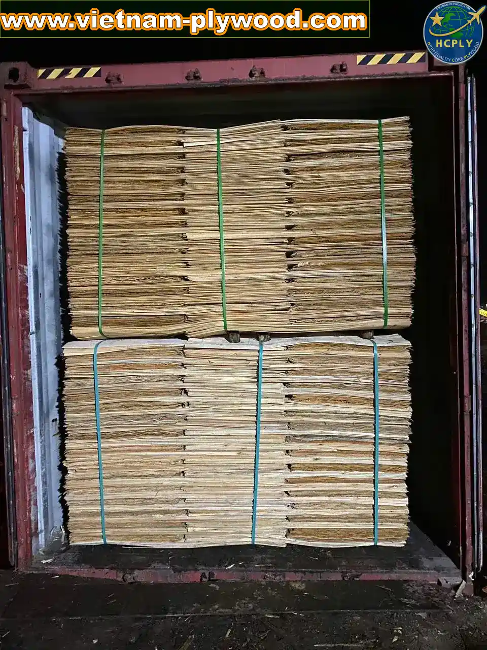 loading core veneer into export container vietnam hcply-plywood export packing