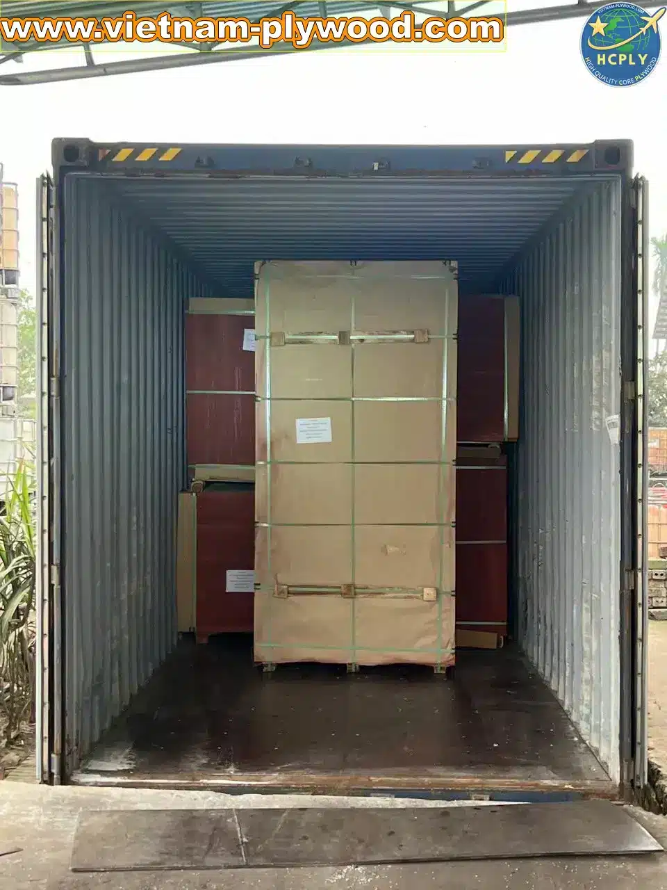 loading plywood boards hc container vietnam hcply