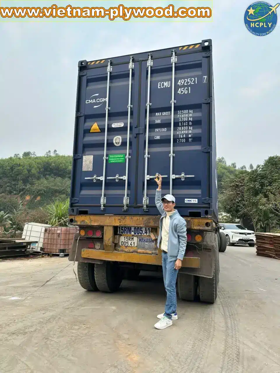 loading plywood boards hc container vietnam hcply