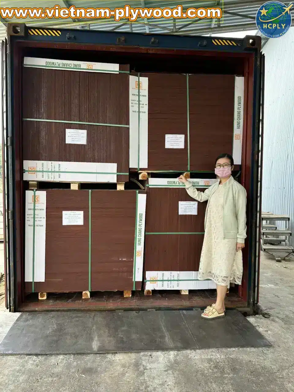 loading plywood boards hc container vietnam hcply