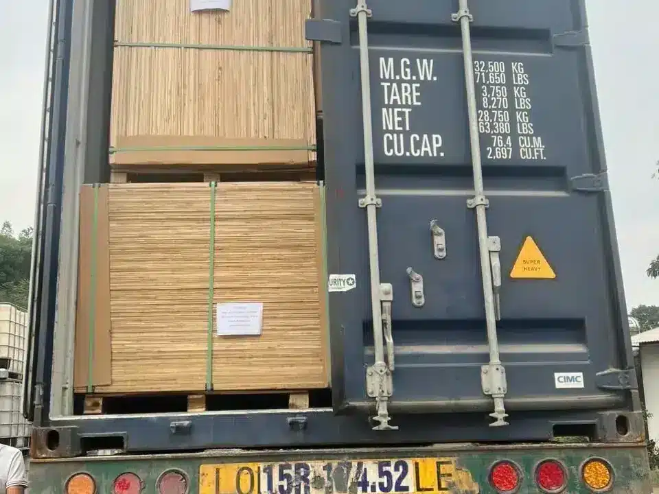 loading plywood boards hc container vietnam hcply
